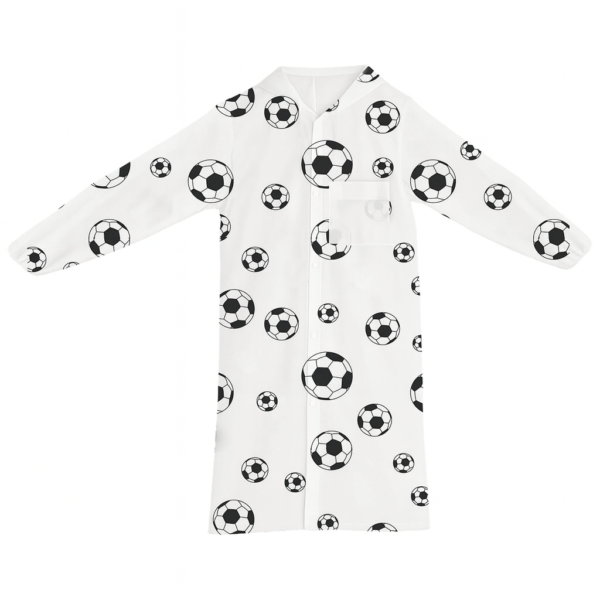 Impermeable con print de balones de soccer, con capucha y botones.