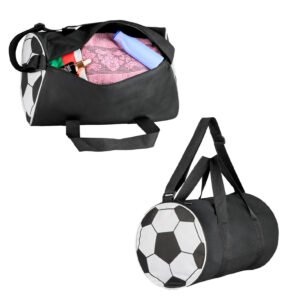 17092025135121_BL334.jpg Maleta con print de balón en los laterales, compartimento principal, cierre, asas y correa ajustable.