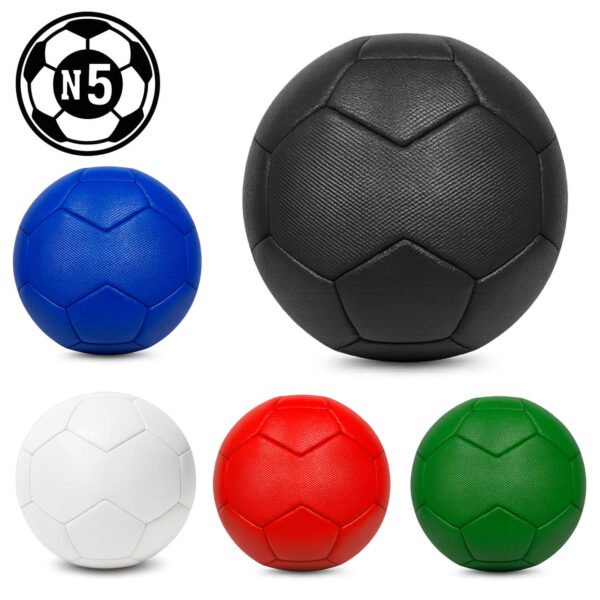 Balón de fútbol talla 5 con 32 gajos cosidos a maquina (hexágonos y pentágonos), hilos de goma laminados y acabado texturizado. Presión recomendada: entre 6 y 8 psi.