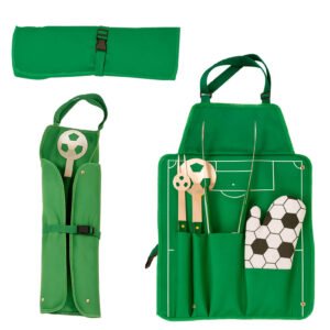 22072025163228_HO177.jpg Set de BBQ en estuche con diseño de cancha de fútbol que también funciona como mandil. Incluye guante, pinzas, tenedor asador y volteador.