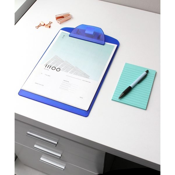 Tabla de plástico con clip para documentos.
