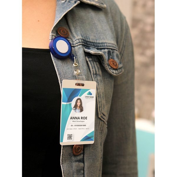 Porta gafete translúcido.