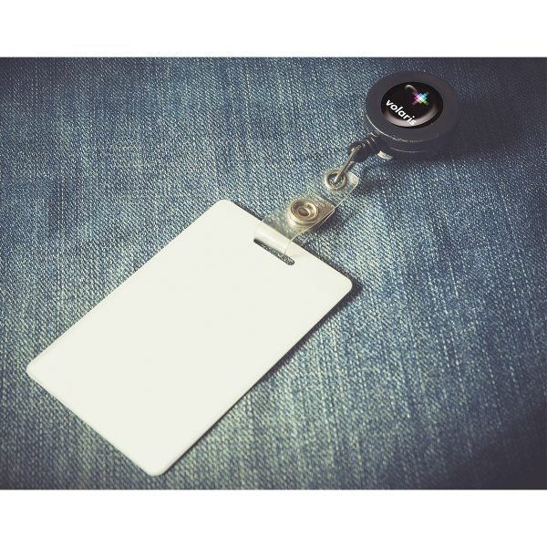 Porta gafete translúcido.