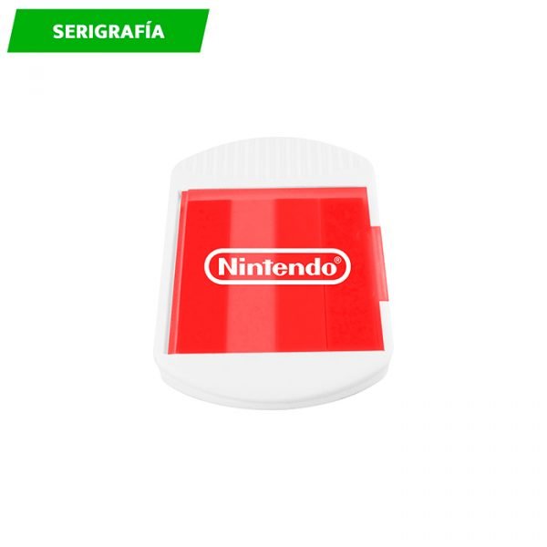 Pisa papeles en plástico.