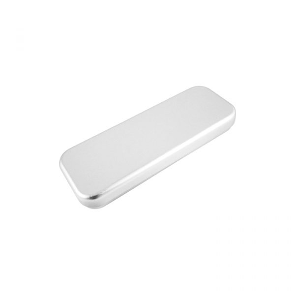 Estuche metálico rectangular.