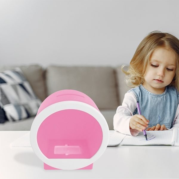 Alcancía de plástico con ventana.