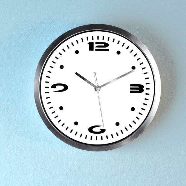 Reloj de pared metálico.