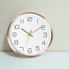 Reloj de pared de aluminio.