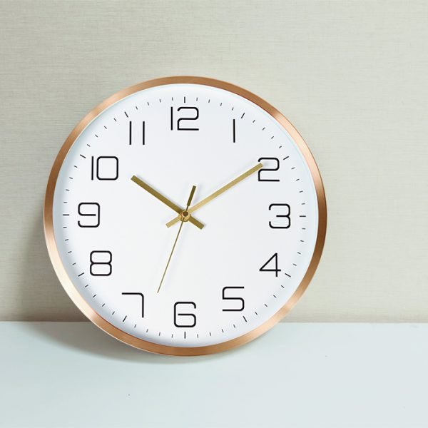 Reloj de pared de aluminio.