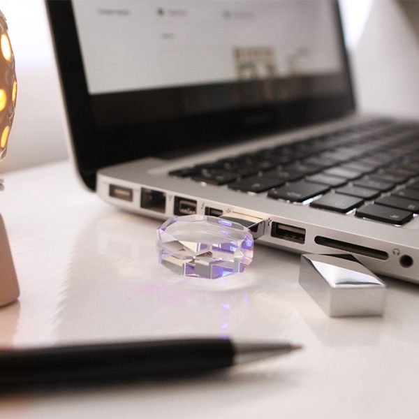 Memoria USB de cristal con luz led.