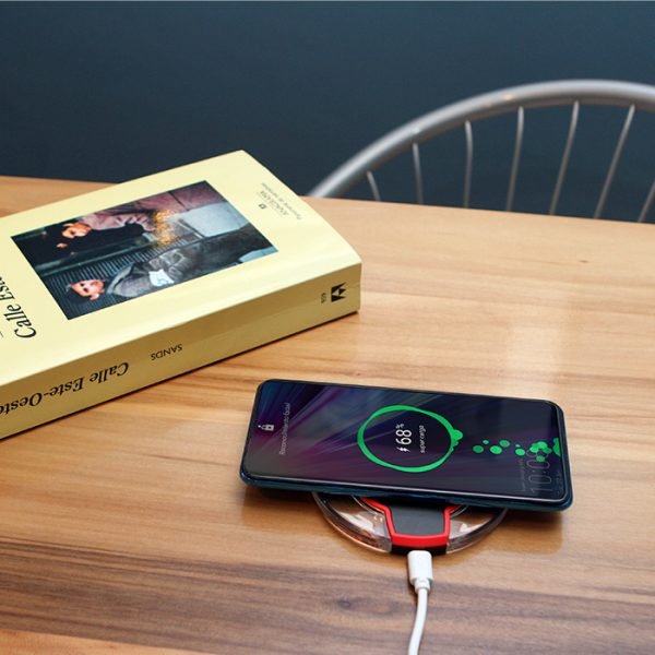 Cargador inalámbrico con tecnología Qi.
